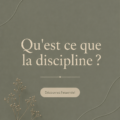 Femme souriante tenant un agenda, symbole de discipline dans la vie quotidienne