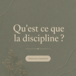 Femme souriante tenant un agenda, symbole de discipline dans la vie quotidienne