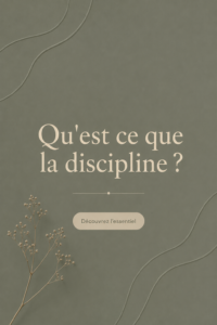 Femme souriante tenant un agenda, symbole de discipline dans la vie quotidienne