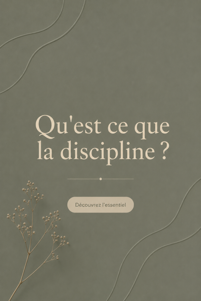 Femme souriante tenant un agenda, symbole de discipline dans la vie quotidienne