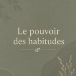 Femme souriante adoptant des habitudes positives dans son quotidien