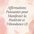 Une femme souriante, écrivant des affirmations positives dans un carnet.