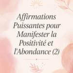 Une femme souriante, écrivant des affirmations positives dans un carnet.