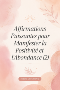 Une femme souriante, écrivant des affirmations positives dans un carnet.