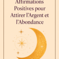 Une femme méditant avec un carnet d'affirmations positives sur la richesse