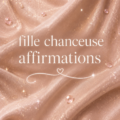 Une femme souriante lisant des affirmations positives pour la chance