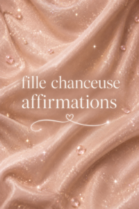 Une femme souriante lisant des affirmations positives pour la chance