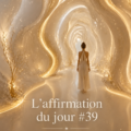 Une femme souriante méditant avec des affirmations positives autour d'elle
