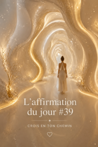 Une femme souriante méditant avec des affirmations positives autour d'elle