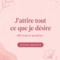 Une femme méditant paisiblement avec des affirmations positives autour d'elle.