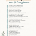 Femme écrivant dans un journal, journée de journaling.