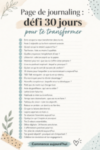 Femme écrivant dans un journal, journée de journaling.
