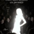 Une femme souriante dégage une aura lumineuse dans un cadre convivial.