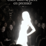 Une femme souriante dégage une aura lumineuse dans un cadre convivial.