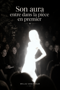Une femme souriante dégage une aura lumineuse dans un cadre convivial.