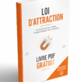 Une femme méditant tout en réfléchissant à la loi d'attraction, devant un livre ouvert sur une table.