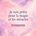 Femme souriante devant un paysage enchanteur, illustrant la recherche de moments magiques