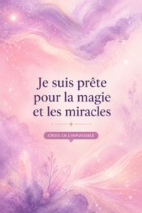 Femme souriante devant un paysage enchanteur, illustrant la recherche de moments magiques