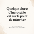 Femme méditant dans un espace chaleureux, envoyant des intentions positives pour manifester ses rêves