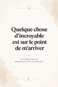 Femme méditant dans un espace chaleureux, envoyant des intentions positives pour manifester ses rêves