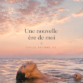 Femme souriante explorant son identité, entourée de nature, symbolisant une nouvelle ère.