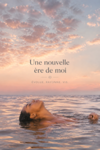 Femme souriante explorant son identité, entourée de nature, symbolisant une nouvelle ère.