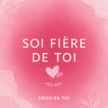 Femme souriante se regardant dans le miroir, s'aimant ce qu'elle voit, symbole de confiance en soi