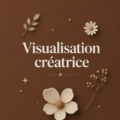 Femme pratiquant la visualisation créatrice avec un carnet de notes