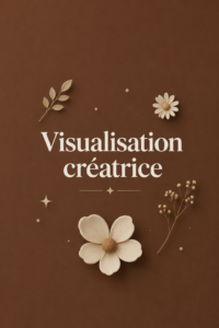 Femme pratiquant la visualisation créatrice avec un carnet de notes