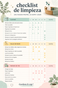 Une femme souriante utilisant une checklist de nettoyage sur une tablette dans une cuisine propre.