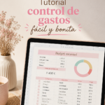 Femme souriante organisant son budget avec des outils esthétiques.