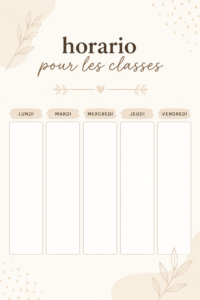 Femme souriante consultant son emploi du temps sur une tablette, symbolisant la productivité.