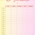 Illustration d'un planificateur de semaine gratuit avec des notes et des stylos colorés sur une table.
