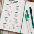 Image d'un bullet journal ouvert avec des pages colorées organisées pour la semaine.