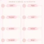 Un planner rose ouvert avec des notes et des stylos sur une table en bois