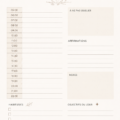Une femme souriante utilise un planner coloré pour organiser sa journée.