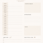 Une femme souriante utilise un planner coloré pour organiser sa journée.