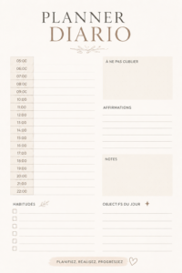 Une femme souriante utilise un planner coloré pour organiser sa journée.