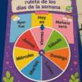 Enfant jouant avec une roulette des jours de la semaine aux couleurs vives