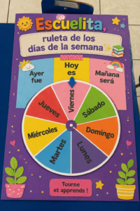 Enfant jouant avec une roulette des jours de la semaine aux couleurs vives