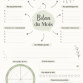 Template de révision mensuel sur une table en bois
