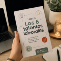 Une femme en pleine réflexion sur ses compétences professionnelles, symbolisant les talents à développer