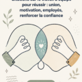 Groupe d'employés souriants discutant autour d'une citation motivante dans un bureau.