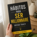 Femme lisant un livre sur la finance personnelle qui représente les habitudes des millionnaires.