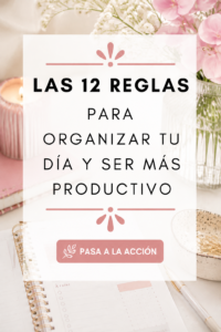 Femme organisant sa journée avec un planning sur une table ensoleillée.