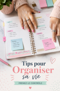 Femme travaillant dans un bureau organisé, utilisant des astuces de productivité.