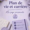 Femme épanouie avec un plan de carrière en main, souriante devant son bureau