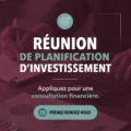 Femme planifiant ses investissements avec un ordinateur et des documents financiers