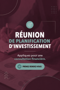 Femme planifiant ses investissements avec un ordinateur et des documents financiers