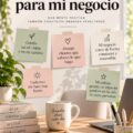 Femme d'affaires souriante utilisant des affirmations positives dans son travail.